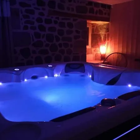 بيت للعطل Maison De Caractere Renovee Avec Spa, Proche Volcans D'auvergne Et Station Super-lioran - Fr-1-742-432 *